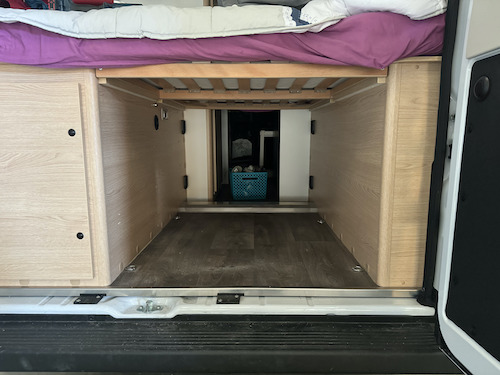 Créer une soute sur mesure dans un fourgon : matériaux, coulisses, capacité